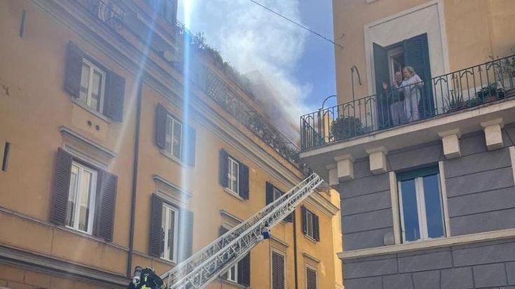 Borgo Vittorio, dimentica il phon acceso sul materasso e scoppia l’incendio: due anziani intossicati