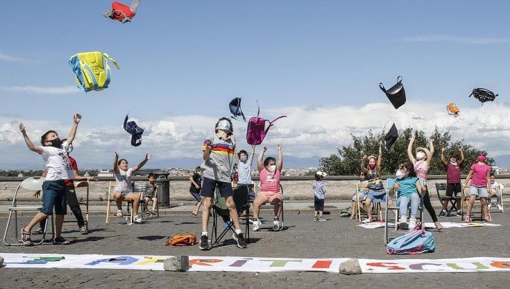 Battaglia sulle mascherine, ma nelle scuole genovesi tornano le feste
