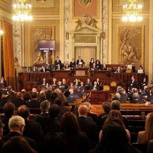 Finanziaria-bis: sì all'assunzione degli ex sportellisti, tetto agli stipendi nelle partecipate