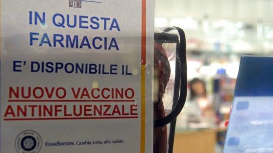 Vaccino antinfluenzale, battaglia tra Regioni e farmacie: "Ai privati solo 250mila dosi"