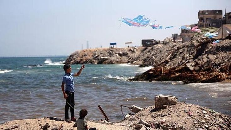 Netanyahu, il cacciatore di aquiloni: a Gaza anche i giochi dei bambini diventano un bersaglio