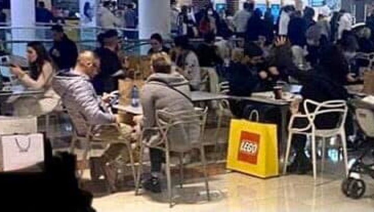 "Assembramenti nei centri commerciali mentre i piccoli negozi soffrono": lo sfogo social del sindaco della Bergamasca