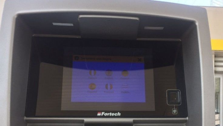 Il distributore di benzina parla dialetto bresciano: "I clienti si fanno una risata e per un momento non pensano ai rincari"