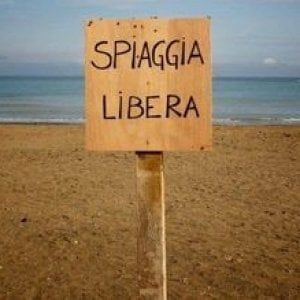 Vietri sul Mare, il sindaco chiude le spiagge libere: "Troppa affluenza"