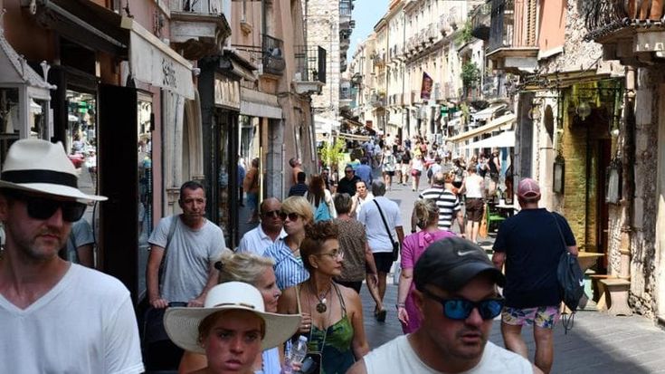 Taormina invasa dai turisti ma l’effetto “White Lotus” batte il Festival del cinema