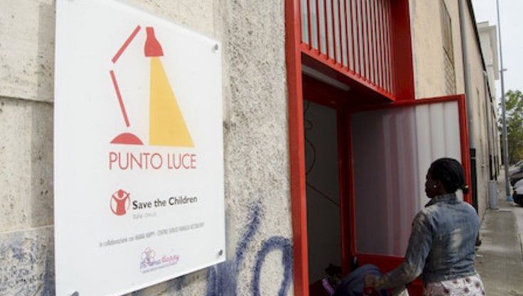 Genova, Save The Children un "Punto luce": spazio educativo per aiutare i ragazzi a fare i compiti e a non bittare via il tempo libero