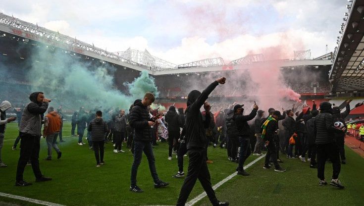 Manchester United, protesta contro la società: i tifosi invadono Old Trafford. Rinviata la gara con il Liverpool