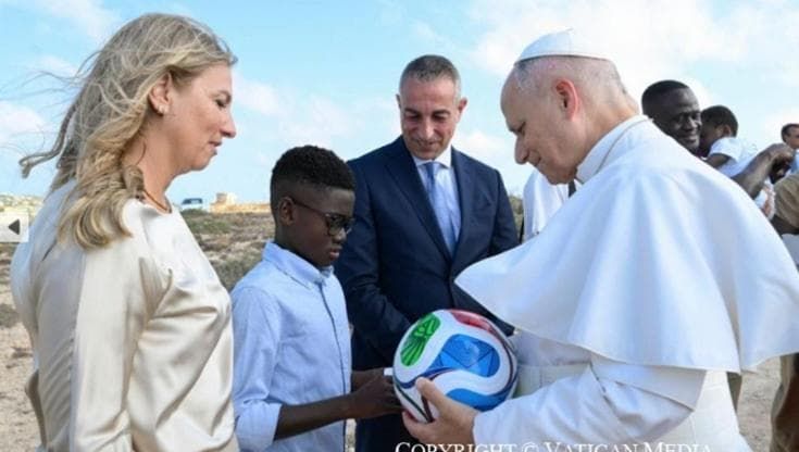 L’abbraccio di Lampedusa al Papa: “Non alzate un muro invisibile fra naufraghi e vacanzieri”