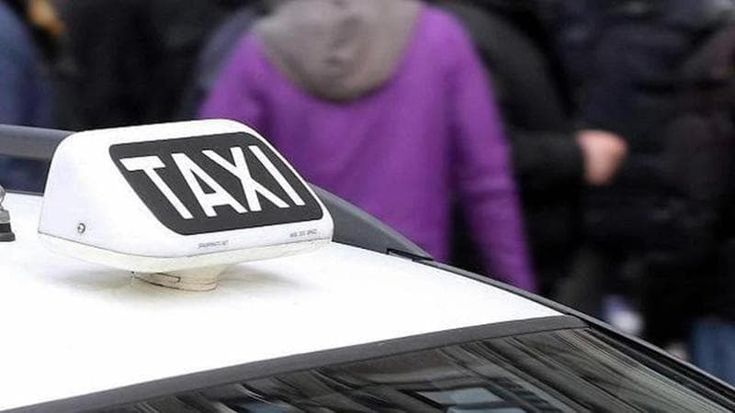 Tassista sperona un’automobilista dopo averle tagliato la strada: a processo per violenza privata