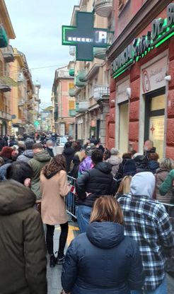 Genova, fila record in via Sestri per fare i vaccini e i tamponi in farmacia