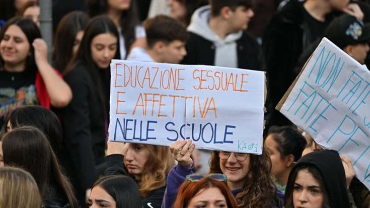 Educazione sessuo-affettiva solo con l’ok dei genitori. Stop in materne e elementari. Il ddl è legge