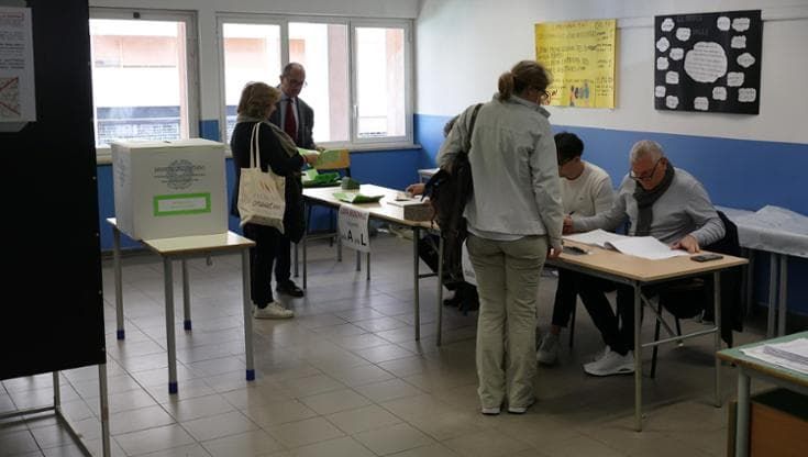 Referendum, affluenza record. Dal voto, la nuova foto della città. Oggi seggi aperti fino alle 15