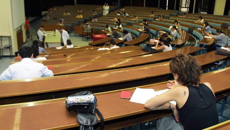 Tagli ai fondi per il diritto allo studio, protestano a Pisa gli universitari 