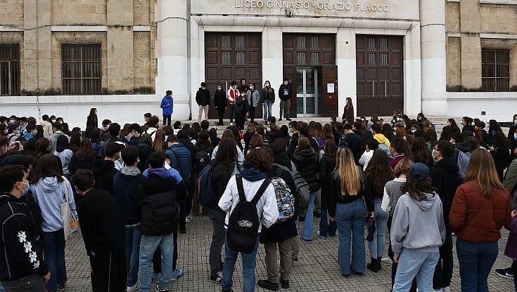 Scuola, a Bari la protesta contro i doppi turni degli studenti del Flacco: "Eliminateli o coinvolgete tutte le classi"
