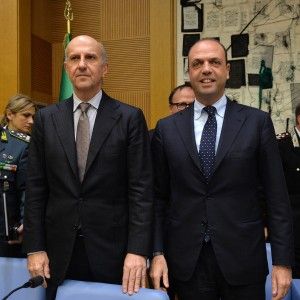 Immigrazione, allarme sbarchi. Alfano: "Emergenza preoccupa, non bastano 80 milioni Ue"