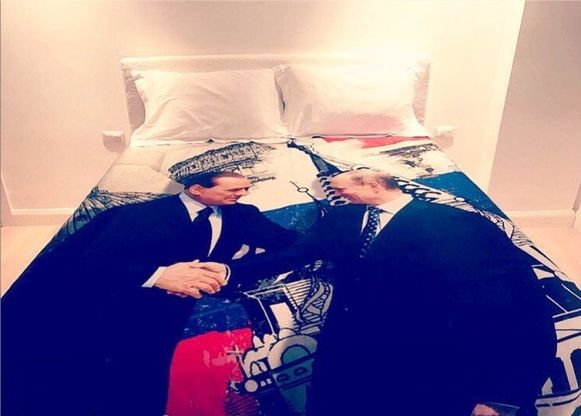Compleanno Putin, tra i doni di Berlusconi un piumino con la loro foto