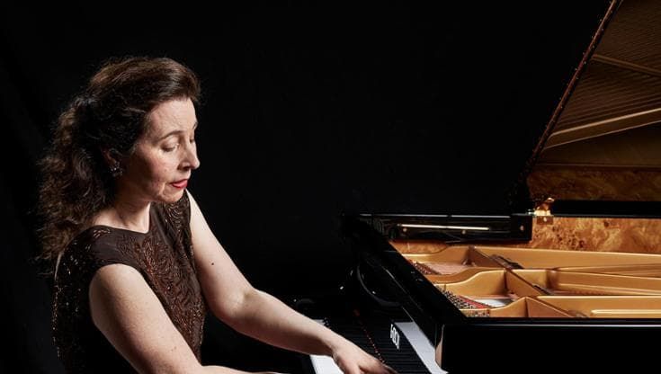 Angela Hewitt “Il mio concerto di beneficenza per Francesca e la ricerca al teatro San Carlo”