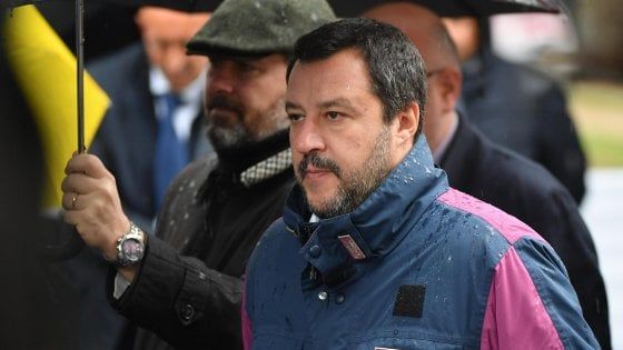 Scorte, Salvini torna alla carica: "Rivedere sistema, agenti non sono autisti". E sul 25 aprile: "Niente sfilate, sarò a Corleone"