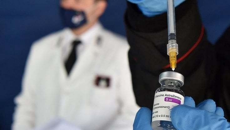 Roma, l'allarme dei medici: "Vaccinati per primi, ora stiamo per scadere. Col 'Green Pass' da luglio sarà il caos in corsia"