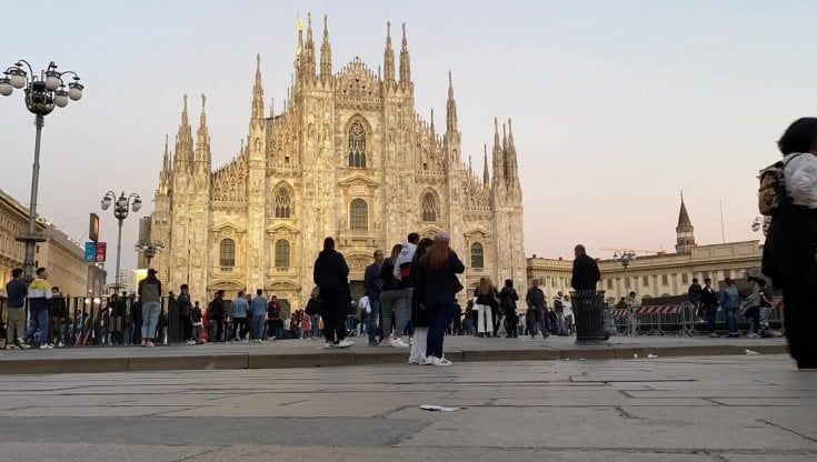 Milano, boutique vs e-commerce. Tra le certezze degli avventori: “I social dettano i trend della moda” 