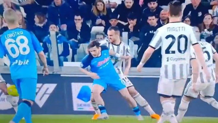 Juve-Napoli, Gatti colpisce Kvaratskhelia al volto, il Var non interviene