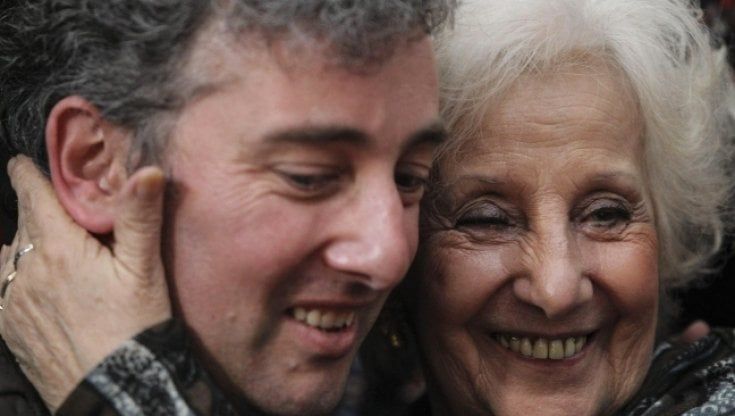 Argentina, la leader delle Nonne di Plaza de Mayo ritrova il nipote. Il Papa: "Commosso"