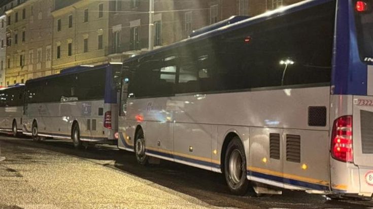 In 30 vogliono salire sul bus senza biglietto, l’autista chiude le porte: minacce e danni al mezzo