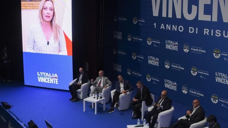 Giambruno, Meloni al contrattacco. Quell’avvertimento ai nemici davanti al suo popolo: “Cattiverie mai viste, vogliono indebolirmi, io a testa alta”