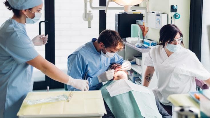 Salute, boom della spesa privata in Emilia: “861 euro a testa, pesano farmaci e cure dentistiche”