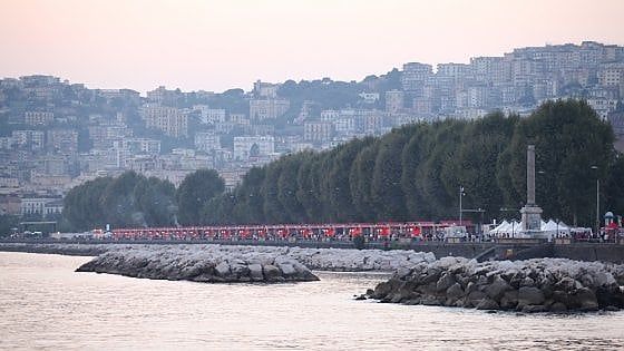 Napoli Pizza Village, un appetitoso chilometro di pizzerie all'aperto