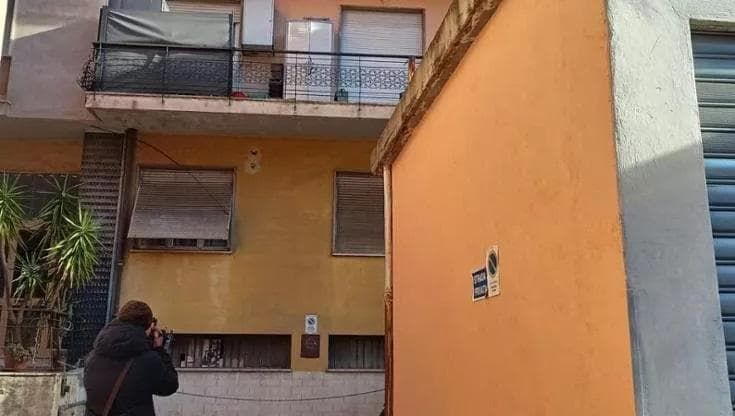 Cade dal balcone mentre fugge dal marito, il giudice: “Non è tentato femminicidio, si prostituiva”