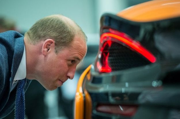 Il principe William in visita alla McLaren, amore per le supercar
