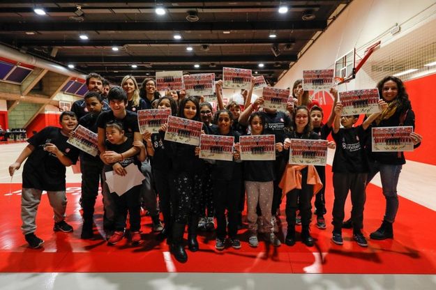 Basket for Good, i giocatori dell'Olimpia Milano con i bambini delle elementari