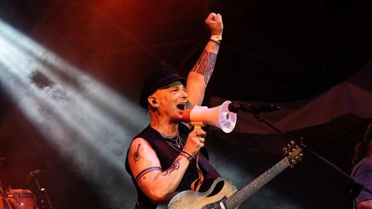 Torna live la Bandabardò: dopo il lutto più grande, resta ancora qualcosa da cantare
