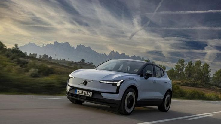 Volvo, la rivoluzione elettrica è anche un baby Suv. Il primo test con la EX30