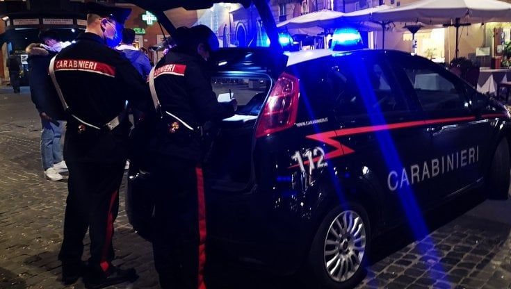 Svaligia la casa di un'anziana morta il giorno prima, ma la vicina chiama i carabinieri: arrestato
