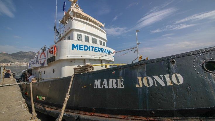 Migranti, la sfida di Mare Jonio: "A giugno torniamo a soccorrere i naufraghi nel Mediterraneo nonostante la diffida"
