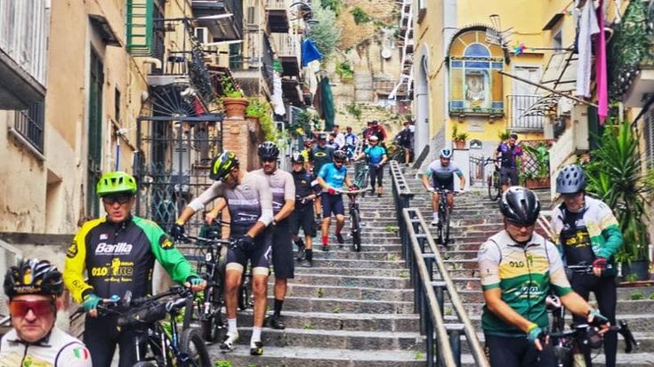 Napoli Obliqua, 300 ciclisti dal centro ai Campi Flegrei. “Nel 2026 tornino le domeniche senz’auto”