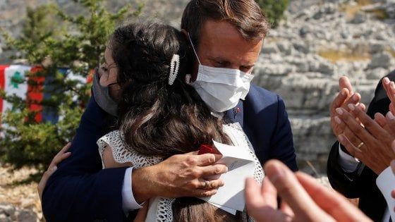 Libano, Macron di nuovo a Beirut: "Scommessa rischiosa, prossimi tre mesi fondamentali"