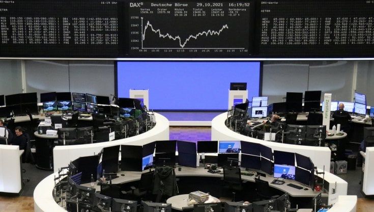 Le Borse di oggi, 1 novembre. Listini Ue positivi, Tokyo brilla dopo il voto. Lo spread ai massimi da un anno
