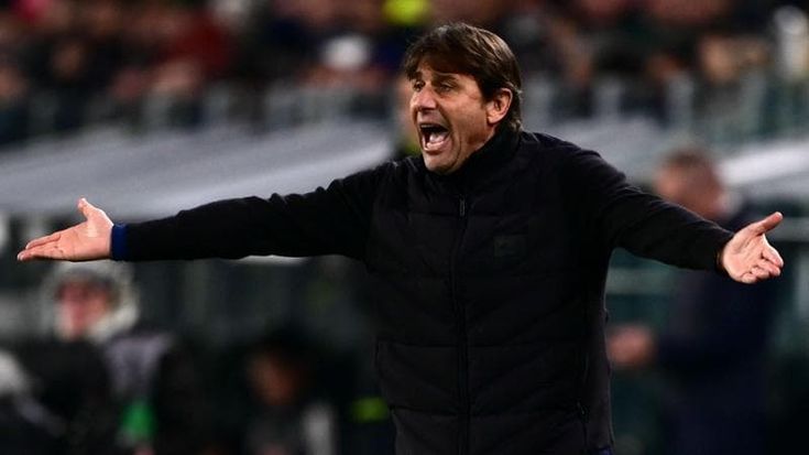 Napoli, Conte: “In mare aperto con onde alte ma dalla barca non si scende”