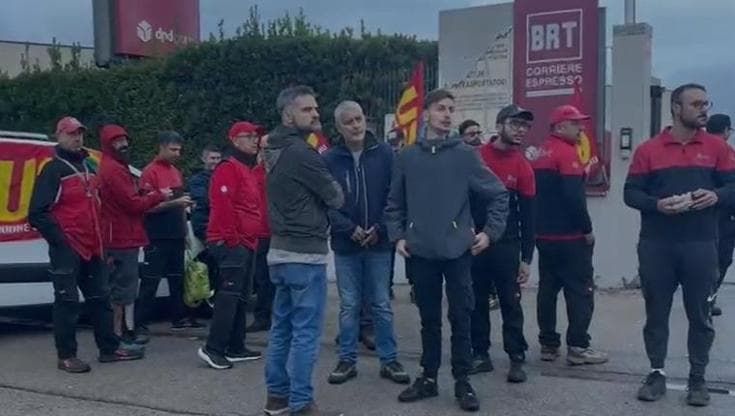 “Dodici ore al giorno sfrecciando col furgone per consegnare pacchi": a Lecce sciopero dei corrieri