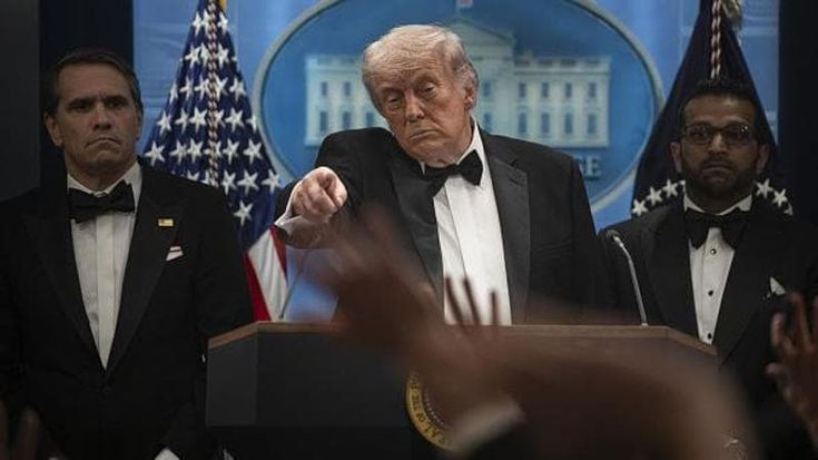 L’accusa di Trump: “Aggressore ispirato dai No Kings”. E si scaglia contro una giornalista