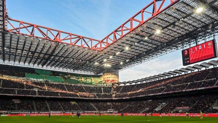 Una mano di vernice per la tv, il prato di San Siro si mette il vestito per il derby
