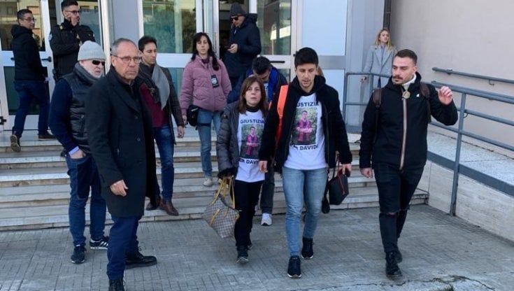 Le condizioni di Davide Ferrerio si sono aggravate, rinviata l'udienza preliminare. Tensioni in aula tra i familiari e l'aggressore