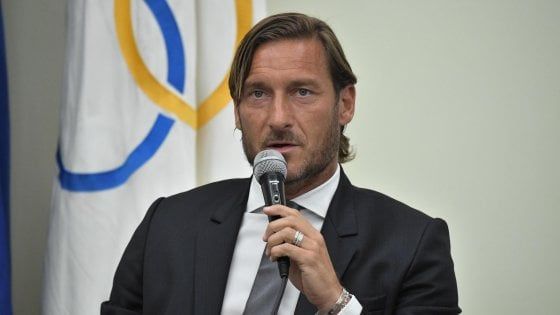 Coronavirus, Totti in campo: "Donate 15 apparecchiature per la terapia intensiva con Dash"