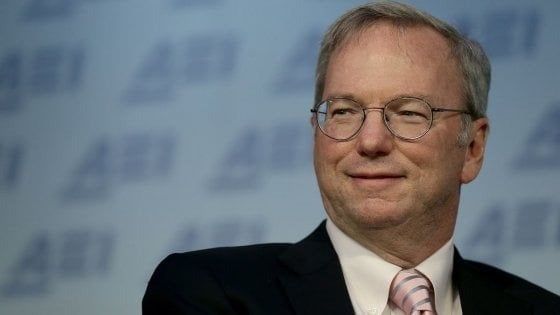 Google, Schmidt dopo 18 anni si dimette dal board di Alphabet. Tonfo a Wall Street, in fumo 70 mld dollari