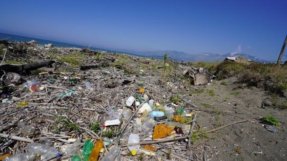 Campania, più di 800 rifiuti ogni cento metri di spiaggia