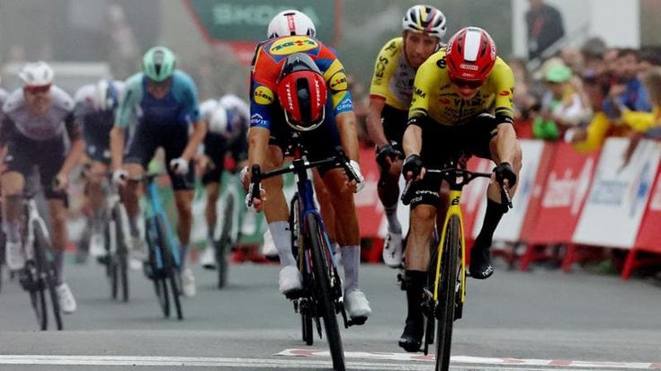 Vuelta, Vingegaard prima cade, poi batte Ciccone a Limone Piemonte: è il nuovo leader della corsa
