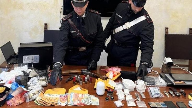 Ostia, blitz antidroga nel fortino del clan Spada. Trovata cocaina, armi e soldi in contanti